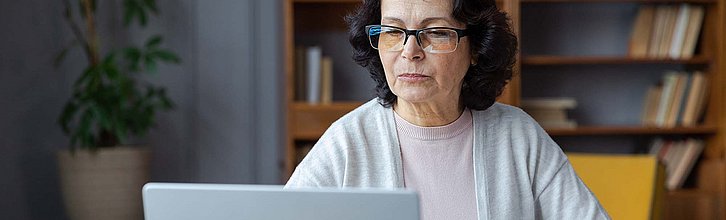 Person schaut auf Laptop-Bildschirm